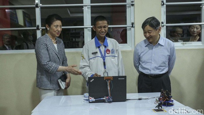 Hari ketiga di Indonesia, Kaisar Jepang Naruhito beserta Permaisuri Masako mengunjungi Perguruan Tinggi di Jakarta dan SMK di Cikarang. Begini potretnya.