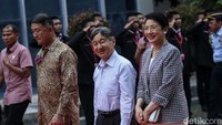 Kaisar Jepang Naruhito mengunjungi Sekolah Menengah Kejuruan (SMK) Mitra Industri M2100 di Cikarang, Selasa (20/6/2023).  