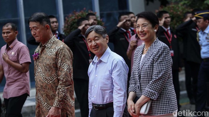 Hari ketiga di Indonesia, Kaisar Jepang Naruhito beserta Permaisuri Masako mengunjungi Perguruan Tinggi di Jakarta dan SMK di Cikarang. Begini potretnya.