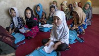 Gadis-gadis kelas dua duduk bersama di sekolah pedesaan di Bamiyan, Afghanistan, Minggu (18/6/2023). (AP Photo/Ebrahim Noroozi)