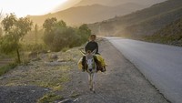 Seorang anak laki-laki mengendarai keledai di provinsi Wardak, Afghanistan, Minggu (18/6/2023). (AP Photo/Ebrahim Noroozi)