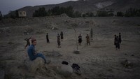 Anak-anak bermain bola voli di provinsi Wardak, Afghanistan, Minggu (18/6/2023). (AP Photo/Rodrigo Abd)