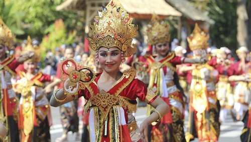 Female dancers perform during a parade of the opening Bali Arts Festival in Bali, Indonesia, Sunday, June 18, 2023. The island of Bali is currently holding a month-long annual Bali Arts Festival from June 18 until July 16. (AP Photo/Firdia Lisnawati)