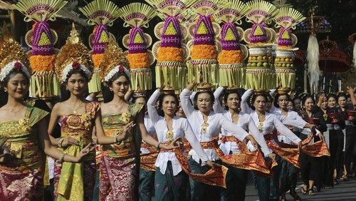 Female dancers perform during a parade of the opening Bali Arts Festival in Bali, Indonesia, Sunday, June 18, 2023. The island of Bali is currently holding a month-long annual Bali Arts Festival from June 18 until July 16. (AP Photo/Firdia Lisnawati)
