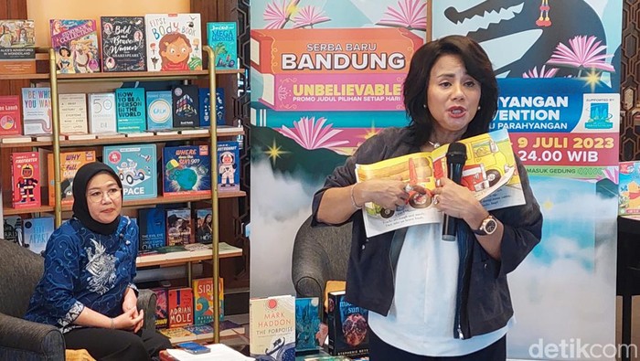 Presdir Big Bad Wolf Indonesia Tunjukkan Salah Satu Judul Buku yang Akan Tersedia di Bazar Buku