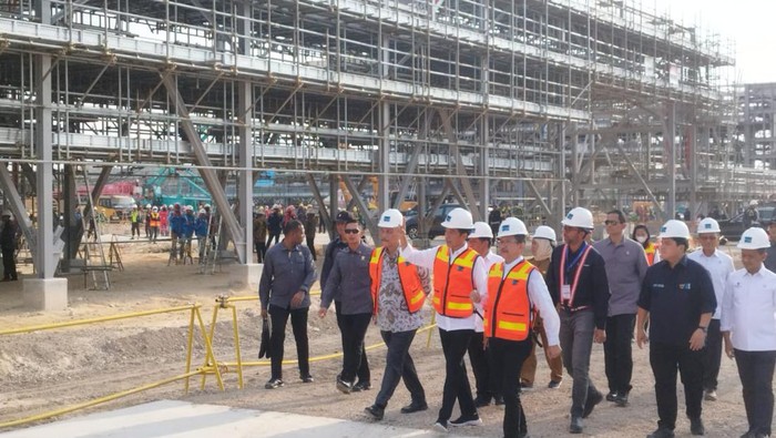 Presiden Joko Widodo (Jokowi) mengunjungi smelter Freeport di Gresik