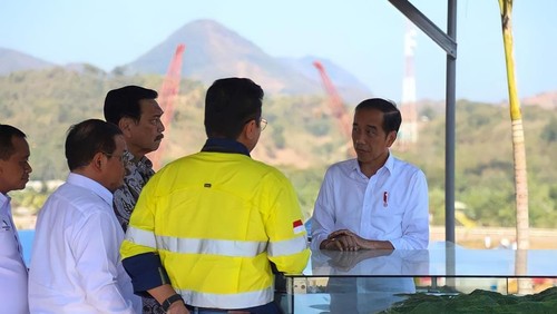 Presiden Jokowi meninjau pembangunan smelter PT AMNT di Sumbawa Barat, NTB, Selasa (20/6/2023). Hasilnya, progres smelter AMNT sudah 59 persen.