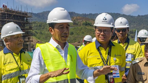 Presiden Jokowi mengejar pembangunan smelter yang dikerjakan PT Amman Mineral Industri rampung pada pertengahan tahun depan.