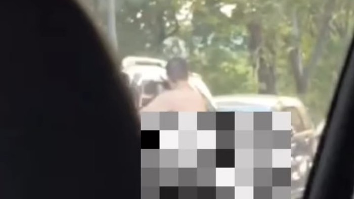 Pria bugil lari-larian hingga bergelantungan di jalanan di Sunter, Jakarta Utara