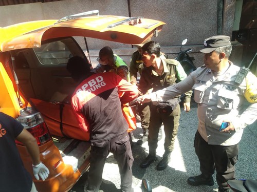 Proses evakuasi WN Kazakhstan yang tewas diduga akibat gantung diri di Hotel Tunjung Bali Inn, Jalan Poppies 2, Kuta, Badung, Bali. (Dok. Polresta Denpasar)