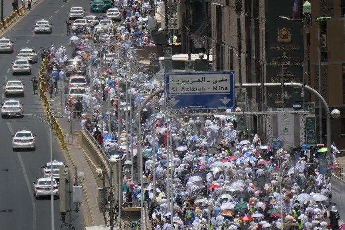 Umat islam berjalan meninggalkan Masjidil haram usai melaksanakan shalat zuhur di Mekah, Arab Saudi, Senin (19/6/2023). Umat islam seluruh dunia telah memadati Masjidil Haram untuk melaksanakan umrah dan shalat fardhu menjelang wukuf di Arafah pada 27 Juni 2023 di  puncak pelaksanaan ibadah haji. ANTARA FOTO/Wahyu Putro A