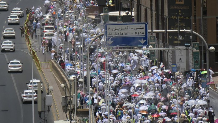 Ramainya Kawasan Masjidil Haram Saat Cuaca Panas Menyengat Umat islam berjalan meninggalkan Masjidil haram usai melaksanakan shalat zuhur di Mekah, Arab Saudi, Senin (19/6/2023). Umat islam seluruh dunia telah memadati Masjidil Haram untuk melaksanakan umrah dan shalat fardhu menjelang wukuf di Arafah pada 27 Juni 2023 di puncak pelaksanaan ibadah haji. ANTARA FOTO/Wahyu Putro A