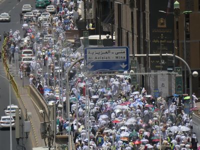 Ramainya Kawasan Masjidil Haram Saat Cuaca Panas Menyengat