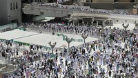 Kondisi di Masjidil Haram pun semakin padat, terutama pada waktu pelaksanaan salat berjemaah.   