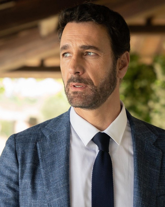 Maskulinitas dan gaya terlalu macho bukan faktor yang utama dalam menilai ketampanan di Italia. Mereka lebih mementingkan perawatan diri dan menata rambut. Tapi sebagian besar menilai pelupuk mata dalam, kumis dan jenggot yang sedikit tebal menambah daya tarik pria Italia, seperti aktor Raoul Bova. Foto: Instagram