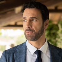 Maskulinitas dan gaya terlalu macho bukan faktor yang utama dalam menilai ketampanan di Italia. Mereka lebih mementingkan perawatan diri dan menata rambut. Tapi sebagian besar menilai pelupuk mata dalam, kumis dan jenggot yang sedikit tebal menambah daya tarik pria Italia, seperti aktor Raoul Bova. Foto: Instagram