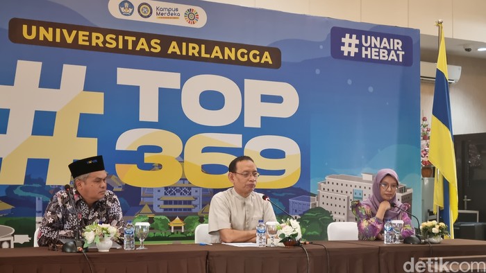 Rektor Unair Prof M Nasih saat konferensi pers di gedung rektorat.