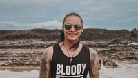 Netizen langsung menyerbu kolom komentar yang ada di Instagram miliknya. Foto: instagram Renaga Tahier