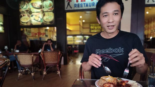 Nasi goreng spesial di restoran ini benar-benar spesial dari sisi lauk, rasa, dan porsinya.