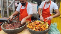 Namanya Rujak Bang Sultan. Belum genap berjualan sebulan, pembelinya langsung membludak. Setiap hari ada ratusan orang yang rela antre berjam-jam demi mencicip rujak buah dengan bumbu pedas asam ini. Foto: detikcom/Devi Setya