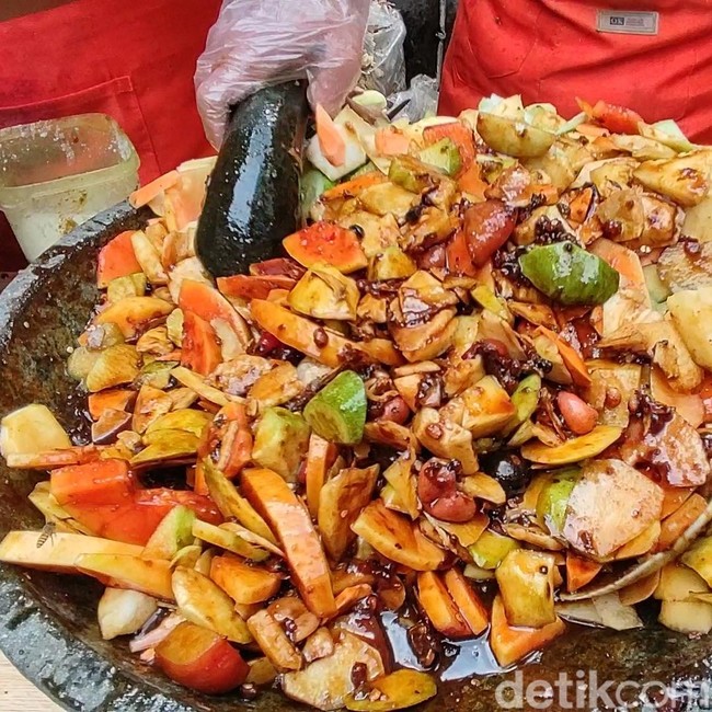 Rujak Bang Shultan yang Bikin Rela Antre 1 Jam, Kuahnya Pakai Kecombrang