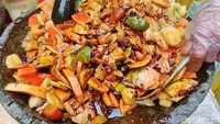  Rujak lantas diberi isian aneka buah segar seperti mangga muda, apel hijau, jambu air, jambu biji, pepaya, ubi, bengkuang, belimbing dan mentimun. Semua buah ini dipotong kecil-kecil dan diaduk bersama bumbu rujak. Foto: detikcom/Devi Setya
