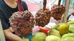 Antre 4 Jam! Rujak Viral Pakai Lobi-lobi dan Markisa Kampung