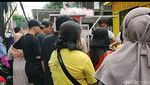 Antre 4 Jam! Rujak Viral Pakai Lobi-lobi dan Markisa Kampung