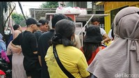 Belakangan ini ramai video dan foto rujak yang beredar di media sosial. Rujak yang dijajakan di depan Thamrin City ini punya ciri khas unik. Foto: detikcom/Devi Setya