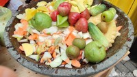 Sultan yang aslinya berprofesi sebagai pelayar ini ingin memastikan rasa rujak buahnya enak. Ia terjun langsung untuk mengulek bumbu dan meracik rujak dagangannya.  Foto: detikcom/Devi Setya