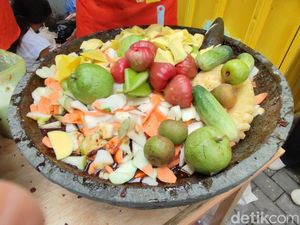 Antre 4 Jam! Rujak Viral Pakai Lobi-lobi dan Markisa Kampung