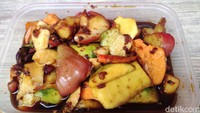 Saking ramainya, dalam sehari rujak buah ini rata-rata laris terjual 600-700 porsi. Bahkan pernah satu hari menjual 1.000 porsi. Wow! Foto: detikcom/Devi Setya