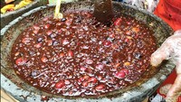 Berbeda dengan kebanyakan rujak buah yang hanya mengandalkan bumbu racikan cabai dan gula merah, rujak satu ini justru dicampur buah-buahan langka. Ada lobi-lobi, gohok, buni dan markisa kampung. Semuanya didatangkan dari Sukabumi. Foto: detikcom/Devi Setya