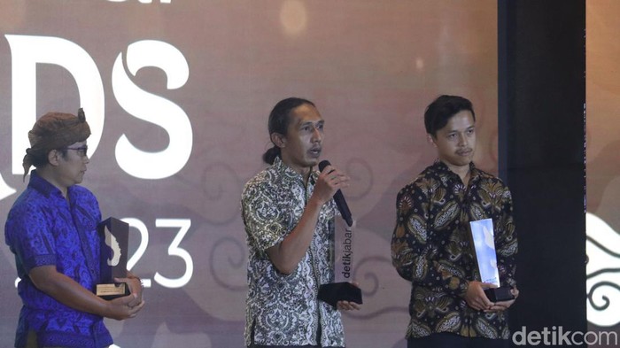Salah satu pendiri Rumah Cemara Patri Handoyo saat menerima detikJabar Awards.