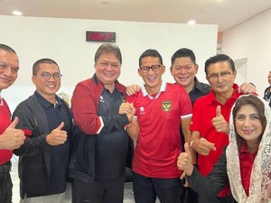 Sandiaga Salam Komando dengan Airlangga saat Nonton RI Vs Argentina
