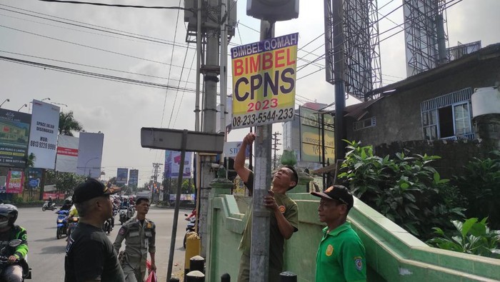 Satpol PP DIY tertibkan spanduk jelang kedatangan Kaisar Jepang ke Jogja, Selasa (20/6/2023).