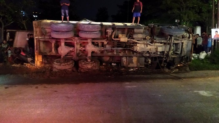 Sebuah dump truk mengangkut tanah terguling di jalan raya Al-Bantani Serang Banten. (Dok Aris Rivaldo/detikcom).