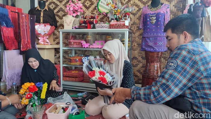 Sekolompok emak-emak di Binjai membuat kerajinan tangan untuk dijual