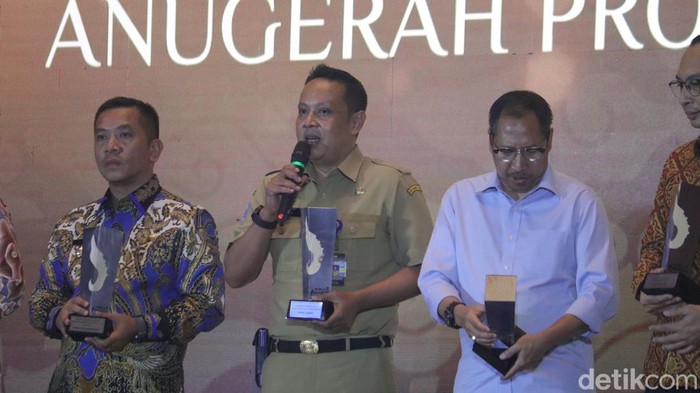 Sekretariat DPRD Kota Bandung Eka Taufik Hidayat (memegang mic) saat menerima penghargaan detikJabar Awards.