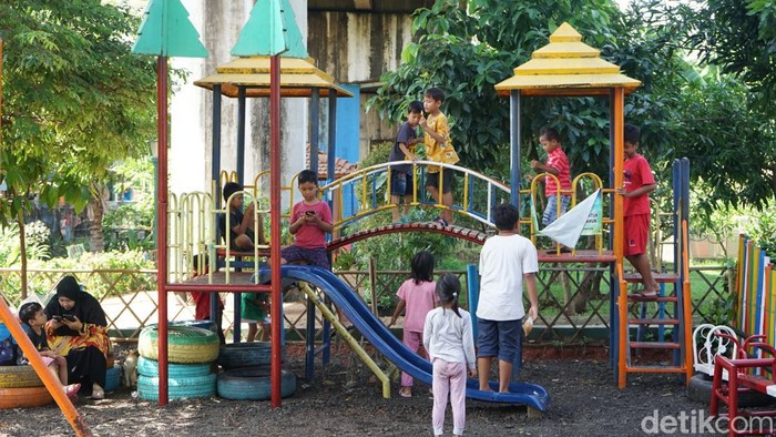 Semringah Anak-anak di RPTRA Sungai Bambu Sejumlah anak-anak memanfaatkan lahan di RPTRA Sungai Bambu, Jakarta, untuk bermain di tengah minimnya lahan aktivitas di Ibu Kota.