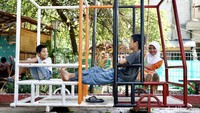 Sejumlah anak bermain di RPTRA Sungai Bambu, Jakarta, Selasa (20/6/2023).
