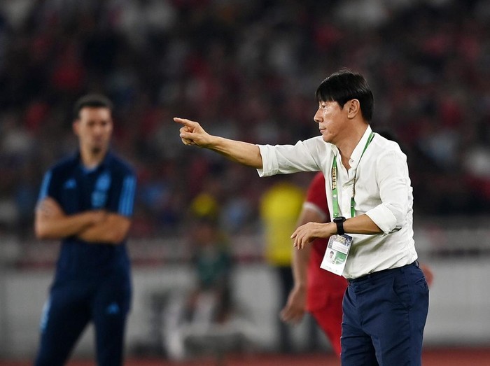 Pelatih Timnas Indonesia Shin Tae-yong (kanan) memberikan instruksi disaksikan pelatih Timnas Argentina Lionel Scaloni (kiri) saat laga persahabatan FIFA Matchday di Stadion Utama Gelora Bung Karno, Jakarta, Senin (19/6/2023). TImnas Indonesia harus mengakui keunggulan Timnas Argentina dengan skor 0-2. ANTARA FOTO/Akbar Nugroho Gumay/tom.