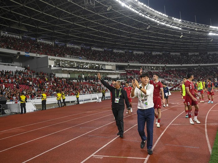 Pelatih Timnas Indonesia Shin Tae-yong bersama Pesepak bola Timnas Indonesia menyapa suproter usai pertandingan FIFA Matchday di Stadion Utama Gelora Bung Karno, Jakarta, Senin (19/6/2023). Timnas Indonesia kalah dari timnas Argentina dengan skor 0-2. ANTARA FOTO/Galih Pradipta/tom.