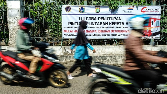 Perlintasan kereta api jalan Masjid Al Makmur, Pasar Minggu, Jakarta Selatan, akan ditutup. Dishub Jaksel sudah menyiapkan jalur alternatif untuk warga.