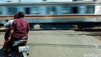 Sekitar 5 sampai 10 menit sekali, KRL tampak melintas menuju Stasiun Pasar Minggu dan Stasiun Tanjung Barat.  