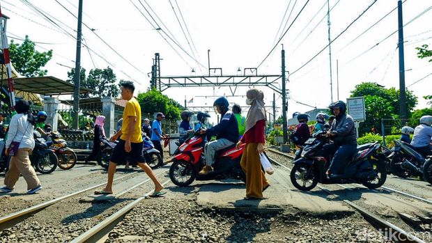 Perlintasan kereta api jalan Masjid Al Makmur, Pasar Minggu, Jakarta Selatan, akan ditutup. Dishub Jaksel sudah menyiapkan jalur alternatif untuk warga.