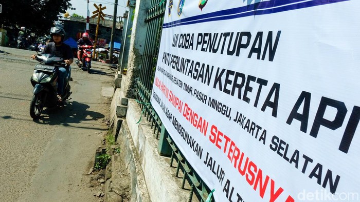 Perlintasan kereta api jalan Masjid Al Makmur, Pasar Minggu, Jakarta Selatan, akan ditutup. Dishub Jaksel sudah menyiapkan jalur alternatif untuk warga.