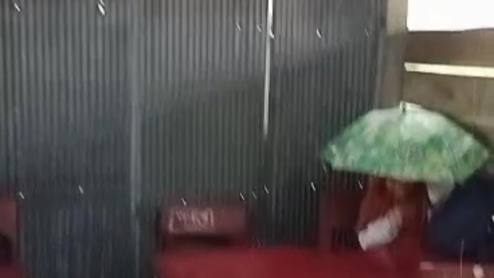 Siswa SD di OKI belajar di dalam kelas pakai payung karena hujan
