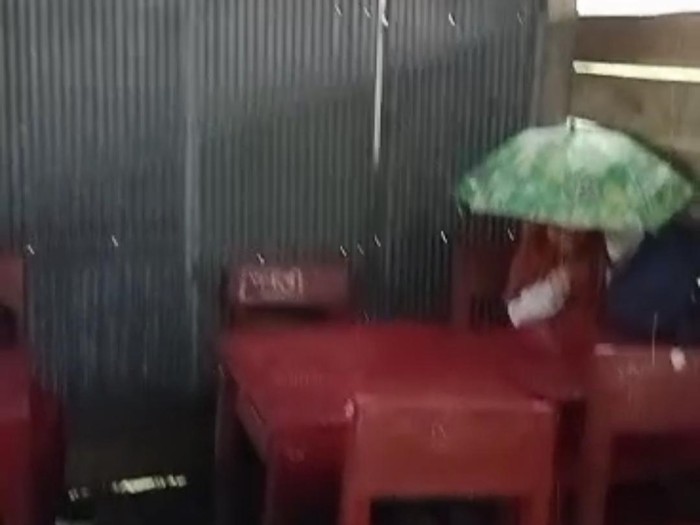 Siswa SD di OKI belajar di dalam kelas pakai payung karena hujan