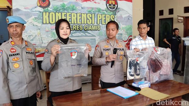 Polisi menunjukkan barang bukti penganiayaan terhadap siswi SMK di Ciamis. Diketahui, pelaku menggorok leher korban.